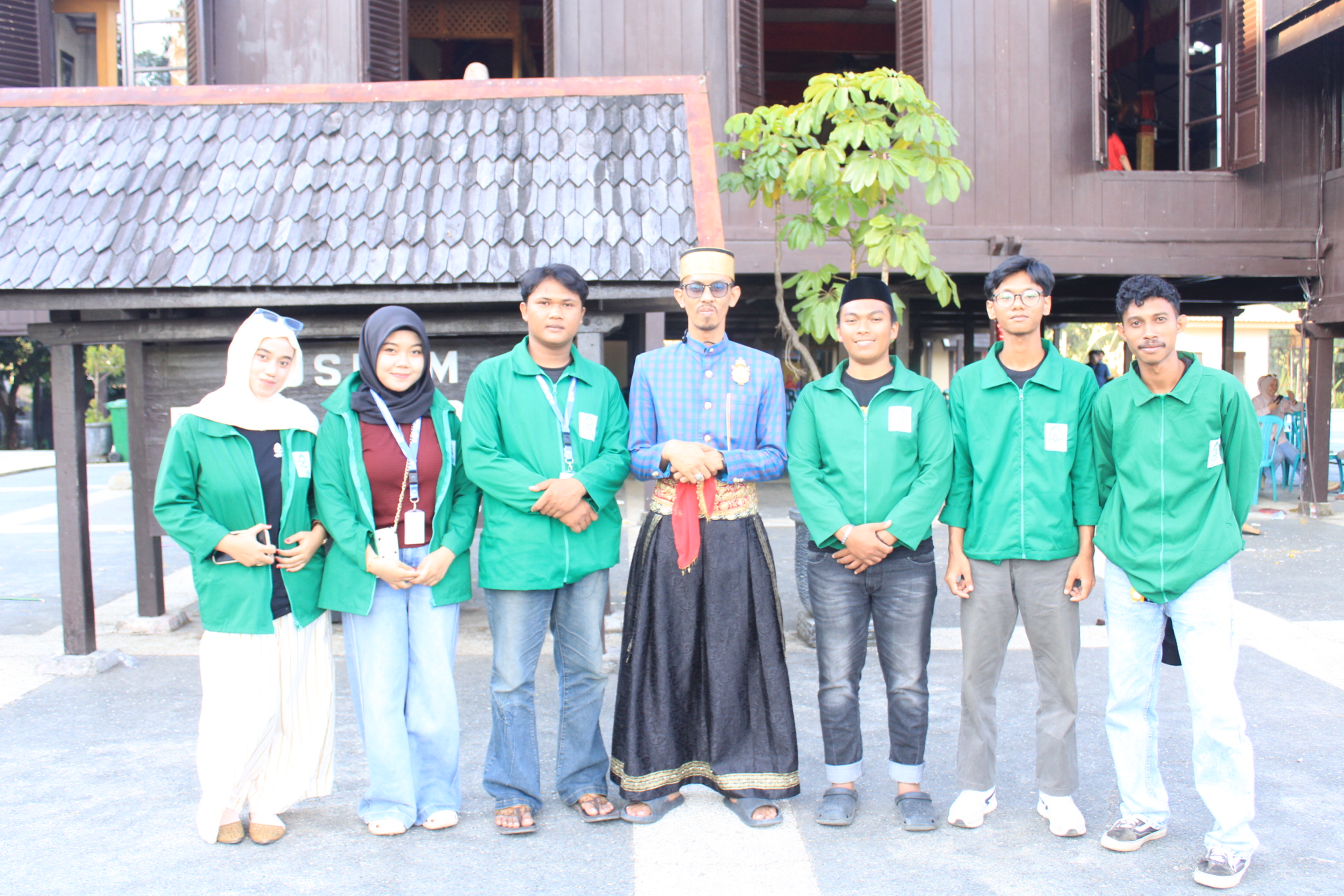 HADIRI MAULID NABI DI BALLA LOMPOA GOWA, KKN UIN ALAUDDIN MAKASSAR DISAMBUT HANGAT PUTRA MAHKOTA KERAJAAN GOWA